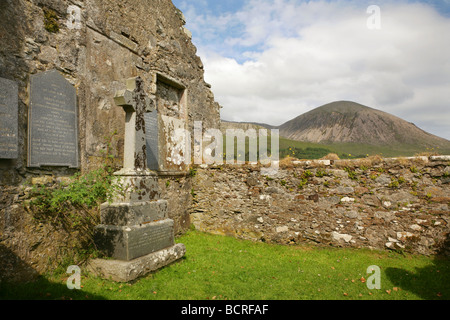 Memorials and graves in Cill Chriosd churchyard with Beinn na Caillich (732m / 2401ft) behind. Isle of Skye, Scotland. Stock Photo