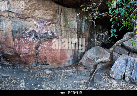 Aboriginal rock art at Nourlangie Rock depicting Namondjok and the Namarrgon lightning man. Anbangbang Gallery, Kakadu NP Stock Photo