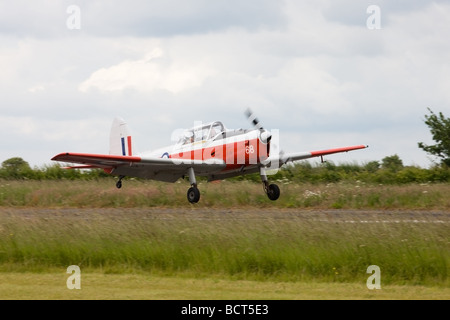 De Havilland (Canada) DHC1 Chipmunk 22 T10 WB697 G-BXCT landing at Wickenby Airfield Stock Photo