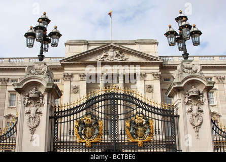 Buckingham Palace, London. The official residence of Queen Elizabeth II with flag flying to signify the monarch is in residence Stock Photo