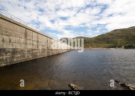 Mullardoch dam, part of the Affric-Beauly hydro-electric power scheme, Scotland. Stock Photo