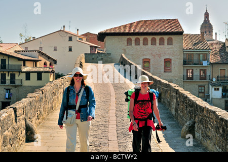 Spain, St. James Way: Pilgrims at the medieval bridge of Puente la Reina Stock Photo