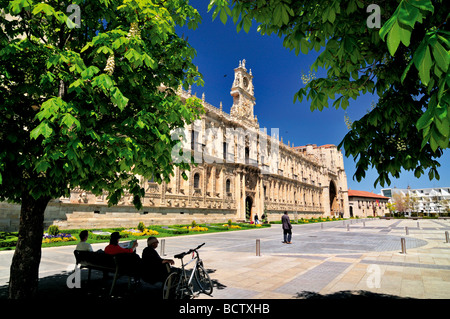 Spain, St. James Way: Square San Marcos with the luxuary Hotel Parador de San Marcos in Leon Stock Photo