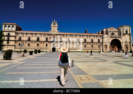 Spain, St. James Way: St. James Pilgrim at the San Marcos Square in Leon Stock Photo