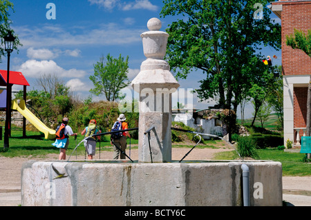 Spain, St. James Way: Pilgrims at the medieval fountain of Villambista Stock Photo