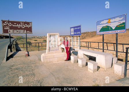 Elk164 1567 Jordan landscape between Amman and Dead Sea sea level marker Stock Photo