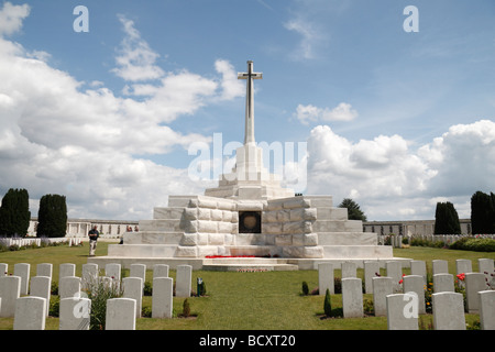 The Cross of Sacrifice in the Tyne Cot Commonwealth Cemetery in Zonnebeke, Belgium. Stock Photo