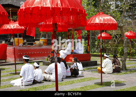 Praying pilgrims, Hindu New Year Festival, Pura Besakhi, held every 10 years, at Agung volcano, 2567m, Bali Stock Photo