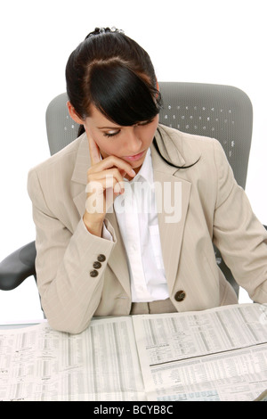 Geschäftsfrau liest die Boersenkurse in der Zeitung businesswoman reading financial reports Stock Photo
