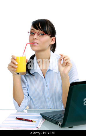 junge Geschaeftsfrau trinkt Saft im Buero young businesswoman enjoys orange juice in the office