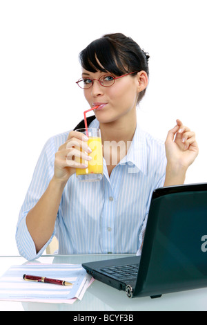 junge Geschaeftsfrau trinkt Saft im Buero young businesswoman enjoys orange juice in the office