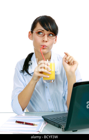junge Geschaeftsfrau trinkt Saft im Buero young businesswoman enjoys orange juice in the office