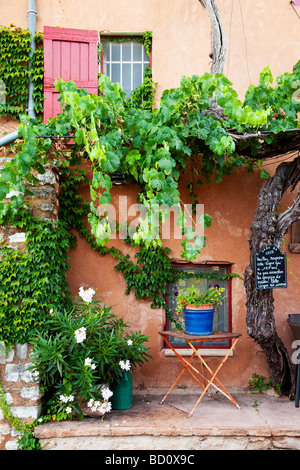 Sidewalk cafe in Roussillon, Provence, France Stock Photo