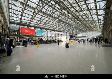 Concourse Aberdeen Railway Station, Aberdeen,Scotland, showing wide angle view of new concourse Stock Photo