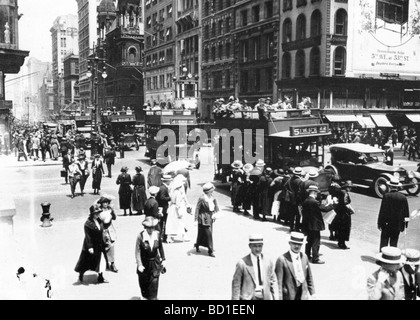 NEW YORK 1920  - Corner of 5th Avenue and 42nd Street with the old Temple Emanu El in the background Stock Photo