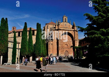 Spain, Salamanca: People at the Plaza Concilio de Trento in front of the convent of San Esteban Stock Photo