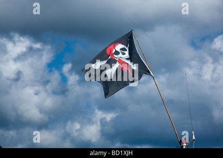 Jolly roger flag on mast hi-res stock photography and images - Alamy