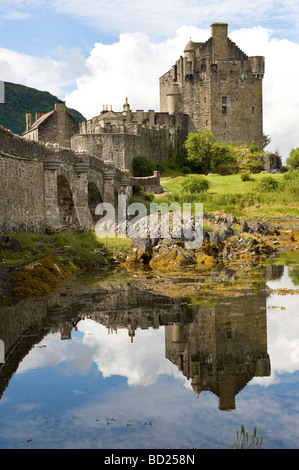 Eilean Donan Castle reflected in Loch Duich on a sunny day in the Highlands, Scotland, July 2009 Stock Photo