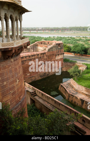 Musamman / Muthamman Burj tower (left) and fortified palace city walls around the Red Fort, Agra Fort, Agra. India. Stock Photo