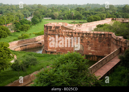 Fortified palace city walls around the Red Fort, Agra Fort, Agra. India. Stock Photo