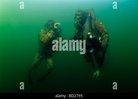 Two soldiers of the German special forces 'Kampfschwimmerkompanie' training compass diving, giving signals. Eckernfoerde, Schle Stock Photo