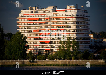 A residential block dating back to the 70's, at Vichy (Allier - France). Immeuble résidentiel des années 70, à Vichy (France). Stock Photo