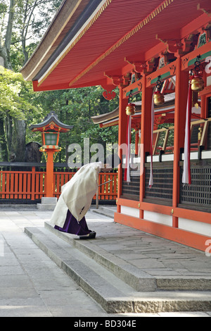 Shinto monk praying in Fushimi Inari Taisha. Kyoto. Kansai. Japan Stock Photo