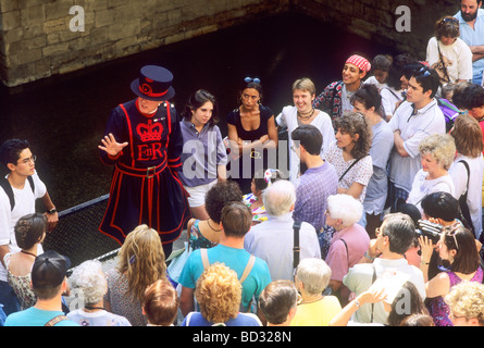 Beefeater and tourists, Tower of London guided tour guide uniform England UK English tourism Stock Photo