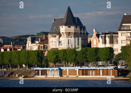 Large impressive houses on the right bank of the Allier lake (France). Maisons bourgeoises de la rive droite, à Vichy (France). Stock Photo