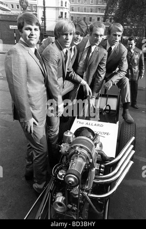 BEACH BOYS  - US pop group in  London, 1964. From l: Carl Wilson, Dennis Wilson, Brian Wilson, Mike Love, Al Jardine Stock Photo