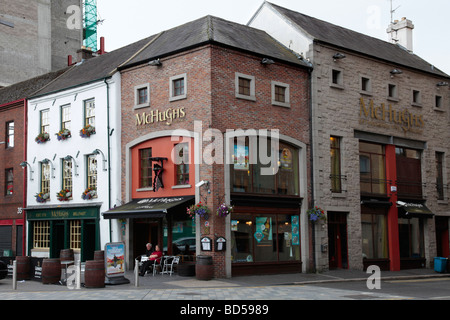 McHugh's Pub, Belfast, one of the oldest buildings in Belfast, going back to 1711. Stock Photo