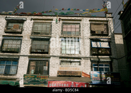 old tibetan houses now used as shops in the barkhor area of lhasa Stock Photo