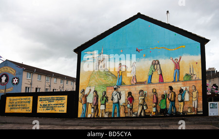 Belfast mural depicting children's right to play, in Hopewell Crescent in the Lower Shankill area of West Belfast Stock Photo