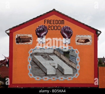 Loyalist mural in the Shankill area of West Belfast depicting the release of prisoners from the H blocks of Maze prison Stock Photo