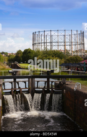 Lock 27 near Anniesland, Glasgow on the Forth and Clyde canal, Scotland, UK, Great Britain Stock Photo