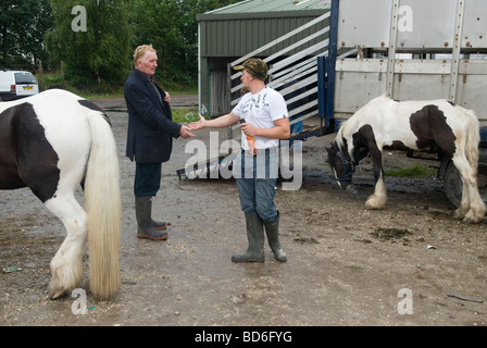 Brigg Horse Fair Brigg Lincolnshire England  Gypsy Horse Traders trying to seal a sale  2009 2000s UK HOMER SYKES Stock Photo