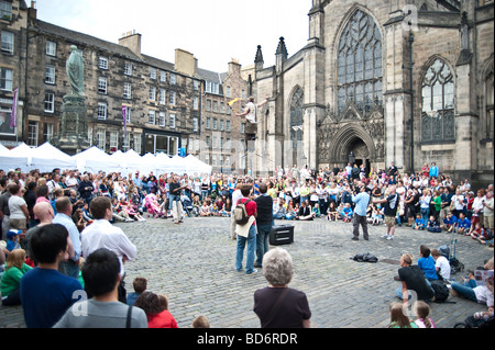 Street Performer at the Royal Mile of Edinburgh during the Fringe Festival 2009, Scotland, UK Stock Photo