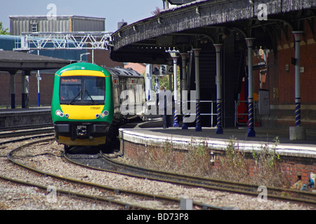 London Midland 170507 waits to depart Gloucester station with a service to Worcester Shrub Hill on 24 06 09 Stock Photo