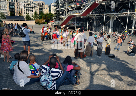 Paris France, Family Tourists Watching Group South American, Street performers, Perform Outside George Pompidou Museum Beaubourg, Front on Plaza, Stock Photo