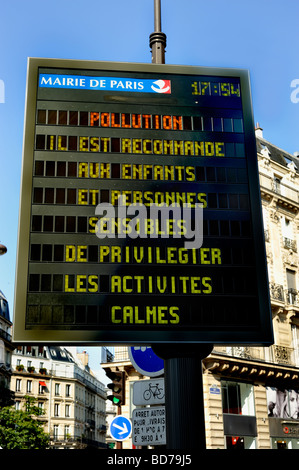 Paris France, Street Scene, Electronic Public Sign, Warning about 'Air Pollution' peak in French: 'Pollution- It is recommended' heat wave Stock Photo