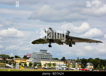 Avro Vulcan B2 bomber landing at the Farnborough Air Show in 2008 Stock Photo