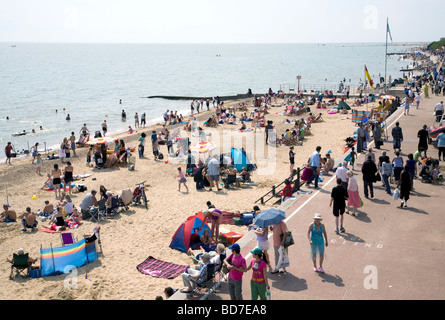 CROWDS OF PEOPLE ON THE BEACH AT CLACTON ON SEA ON THE ESSEX COAST. Stock Photo