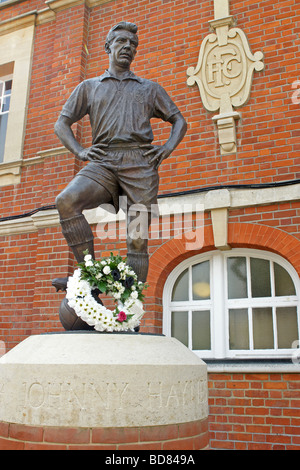 Tribute to Sir Bobby Robson on the Johnny Haynes Memorial at Craven Cottage, Fulham FC. Stock Photo