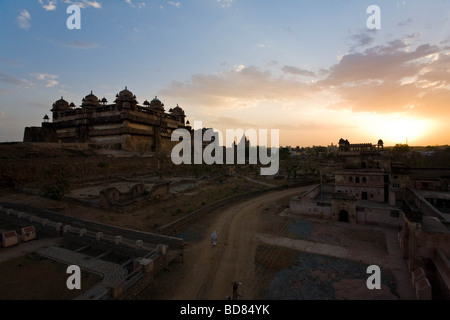 Dramatic late-evening scene over the rooftops of old Orchha with an old palace silhouetted Stock Photo