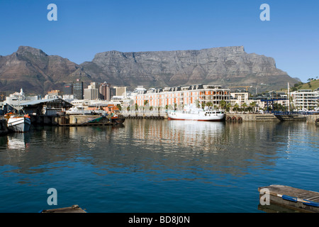 Victoria and Alfred Waterfront harbour and Table Mountain in Cape Town, South Africa Stock Photo