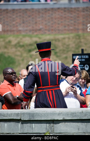 Beefeater giving Guided Tour at the Tower of London Stock Photo