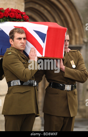 The funeral service of Harry Patch soldiers from The Rifles Regiment carry his coffin from Wells Cathedral on 6th August 2009 Stock Photo