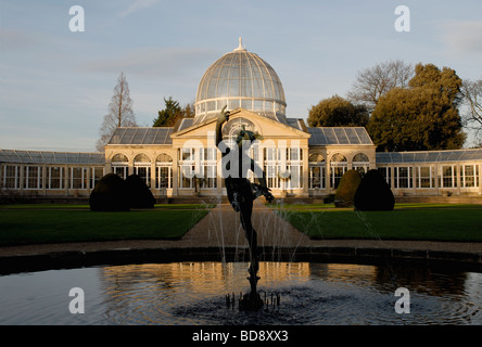 STATUE OF MERCURY IN POOL AND GREAT CONSERVATORY AT SYON PARK Stock Photo
