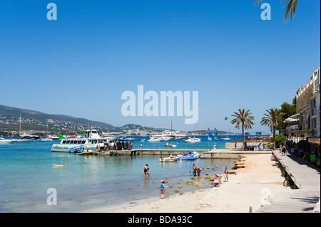 Seafront and excursion boat at Palmanova, Bay of Palma, South Coast, Mallorca, Balearic Islands, Spain Stock Photo