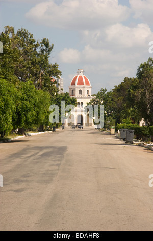 Mortuary and road in Cristobal de Colon Cemeterio, Vedado, Havana, Cuba Stock Photo